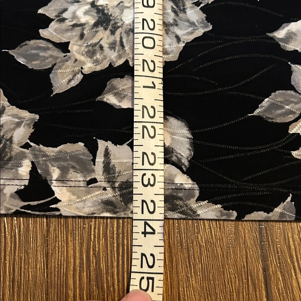 Croft & Barrow Black and Cream Leaf Pattern Top - Picture 6 of 7